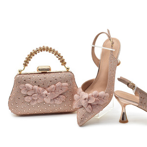 <span class=keywords><strong>Scarpe</strong></span> da Donna in Oro Rosa con Pietre e Fiori, Set di <span class=keywords><strong>Scarpe</strong></span> e Borse Italiane Abbinate alla Moda - Product Image 1