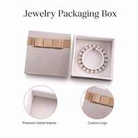 Boîte à bijoux de luxe en papier rigide carré, couleur or champagne, avec ruban et logo personnalisé, pour la présentation de bracelets.