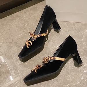 Escarpins en cuir nude à bout pointu pour femme, talon de 5 cm, idéaux pour l'été, les fêtes, les bureaux, les mariages et les occasions formelles - Product Image 2