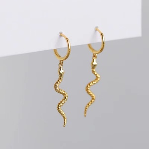 Boucles d'oreilles créoles serpent en or avec diamants, bijoux fantaisie mignons et élégants - Product Image 1