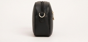 Bolso de Mano Elegante de Cuero Vacuno Negro de Grano Completo con Correa Única y Diseño Duradero - Product Image 2