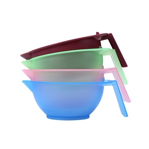 Vente en gros de nouveaux bols de teinture pour <span class=keywords><strong>cheveux</strong></span> avec manche en plastique Outils exclusifs de mélange de pâte Matériau PP <span class=keywords><strong>Prix</strong></span> bas pour salons de coiffure - Product Image 1