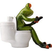 Figurine de grenouille décor, une grenouille assise sur les toilettes jouant avec son téléphone Statue de Sculpture de grenouille