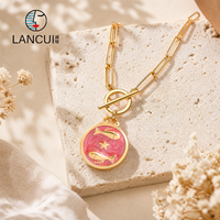 Collier pendentif zodiaque personnalisé avec médaillon émaillé signe astrologique sur chaîne trombone pour un style superposé