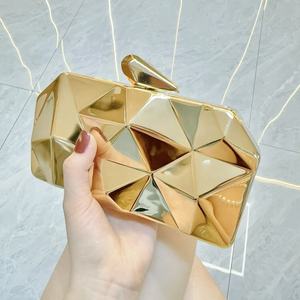 Borsa da Sera Dorata alla Moda 2026, <span class=keywords><strong>Pochette</strong></span> Geometrica in Acrilico, Borse Metalliche Dorate con Catena per Donne, Borse da Festa per Serate Formali - Product Image 4