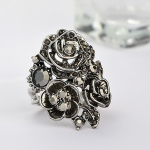 Anello Vintage con Fiore di Rosa in Rilievo, Elegante Gioiello per Anniversario, per Uso Quotidiano Femminile - Product Image 2