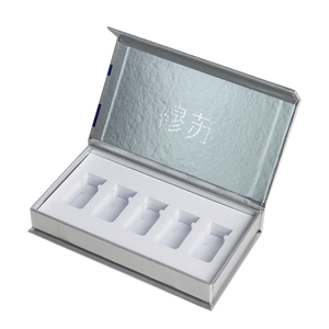 Ensemble d'emballage cadeau de soins de la peau par stratification mate moderne impression inverse UV avec caractéristique imperméable type de doublure en éponge - Product Image 1