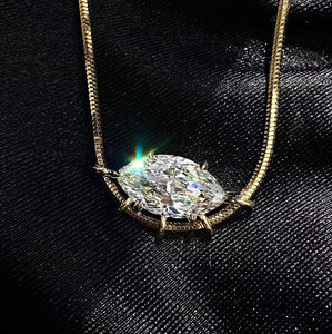 Collana con Pendente Geometrico in Oro 18K con Diamante a Occhio di Cavallo <span class=keywords><strong>da</strong></span> 5 Carati Coltivato in Laboratorio, Certificato IGI, a Forma di Croce - Product Image 1