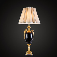 Dekorasi Seni Lampu Meja Porselen Piala dengan Bayangan Enamel Pertengahan Malam Lampu Meja Keramik Hitam dengan Pegangan Sisi Kuningan