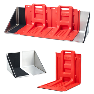 Une barrière anti-inondation portable pliable et un remblai anti-inondation sont utilisés pour assurer la sécurité à la porte d'une maison - Product Image 2