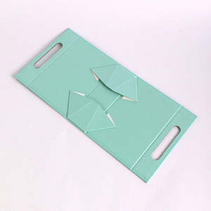 Caja de Regalo Triangular Plegable Personalizada con Asa, Recubrimiento UV, Papel Reciclado, Cierre Magnético para Empaque de Cosméticos, Velas y Ropa - Product Image 4