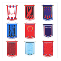 Vente en gros de bannières de clubs de football, impression numérique personnalisée en polyester satiné, bannière de drapeau d'échange triangulaire pour sports de football