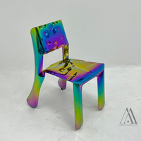 Chaise gonflable en acier inoxydable arc-en-ciel irisé, tabouret en métal esthétique cyberpunk moderne, siège d'exposition artistique