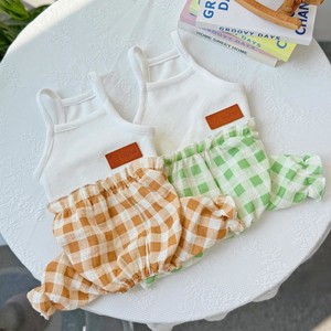 Mono ligero de moda para gatos y perros, estilo primavera/verano, con parche de cuero bicolor verde y marrón y diseño de capullo. - Product Image 1