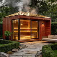 Sauna de exterior de gran tamaño con estructura de madera de hemlock, ventana de vidrio con marco negro, estufa Harvia, área de asientos en el alero y banco escalonado.