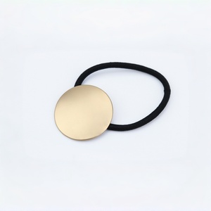 Élastique à cheveux minimaliste en alliage d'or et plastique, motif géométrique, de haute qualité, pour queue de cheval, accessoire de mode pour femme - Product Image 2