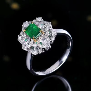 Joyería SGARIT, Anillo de Oro Blanco de 18k con Esmeralda Verde Intensa Natural Afgana de 0.67ct, Certificado GUILD, para Mujer - Product Image 3