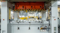 Presse à poinçonner CNC à côtés droits KINGLAN ALE-250 de 250 tonnes avec embrayage mécanique pour le poinçonnage de pièces automobiles CE ISO9001