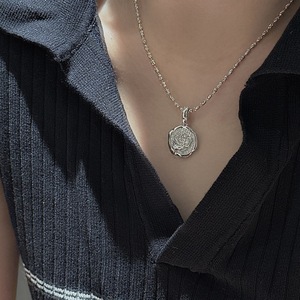 Pendentif Rose Wenchi en Argent Pur S925, Design Floral Français Simple et Tendance, Breloques Vintage Antique à Motif Numérique de Niche - Product Image 3
