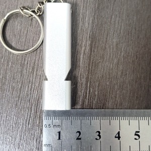 Sifflet de survie en métal, durable, à haute fréquence, pour situations d'urgence, avec porte-clés - Product Image 4