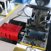 Machine à profilés en acier léger motorisée avec réglage de largeur pour dimensions de montants et rails locaux en une seule opération
