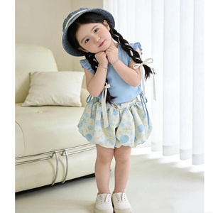 Completo Estivo per Bambine 2026, Nuovo Stile Occidentale, T-shirt con Pizzo, <span class=keywords><strong>Pantaloncini</strong></span> Bloomers, Fiori Cartoon, Abbigliamento per Bambini in Poliestere - Product Image 2