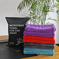 Serviette de lavage auto en microfibre torsadée sans bords 1200 g/m² rose premium, la plus vendue pour le detailing automobile féminin et le nettoyage ultra-doux