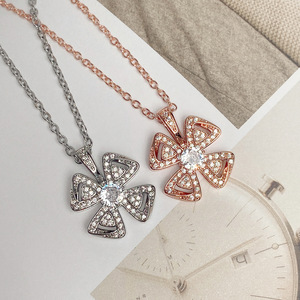 สร้อยคอจี้รูปดอกโคลเวอร์หรูหราสำหรับผู้หญิง โซ่รูปใบไม้เก๋ไก๋ - Product Image 1