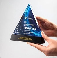 Trophée en cristal triangulaire personnalisé sur base noire, prix d'entreprise pour l'innovation