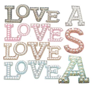 Vente en gros de patchs lettres initiales mignons en perles et strass 3D faits à la main, 5 cm, à appliquer au fer - Product Image 1