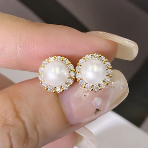 Boucles d'oreilles classiques en or plaqué 18 carats avec zircon cubique et perle pour femmes - Product Image 4