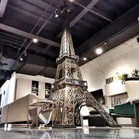 जस्ती स्टील फ्रांस टॉवर बड़े शॉपिंग मॉल के लिए एफिल टॉवर की प्रतिमा वर्ग प्रकाश सजावट