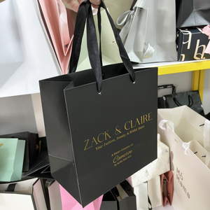 Bolsas de Papel Negro Mate Personalizadas de Alta Calidad al por Mayor con Logotipo Dorado - Bolsas de Embalaje para Cosméticos para Negocios - Product Image 2