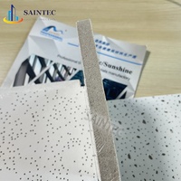 Moderne 60X60 acoustique panneau de fibres minérales étanche carré hôpital carreaux de plafond suspendu insonorisé et ignifuge-vente en gros