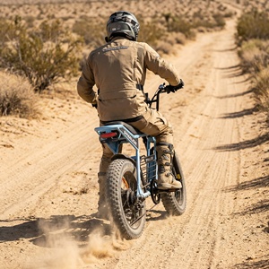 Vélo électrique tout-terrain à pneus larges de 20 pouces, prêt pour la piste désertique, avec suspension avant, idéal pour la conduite sur routes poussièreuses et terrains secs. - Product Image 6