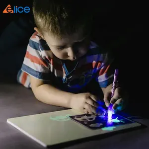 Großhandel Hot Toys Trainings pads Glow In The Night Light Geschenk Skizzen brett A4 Light Pen Art Craft Portable Board