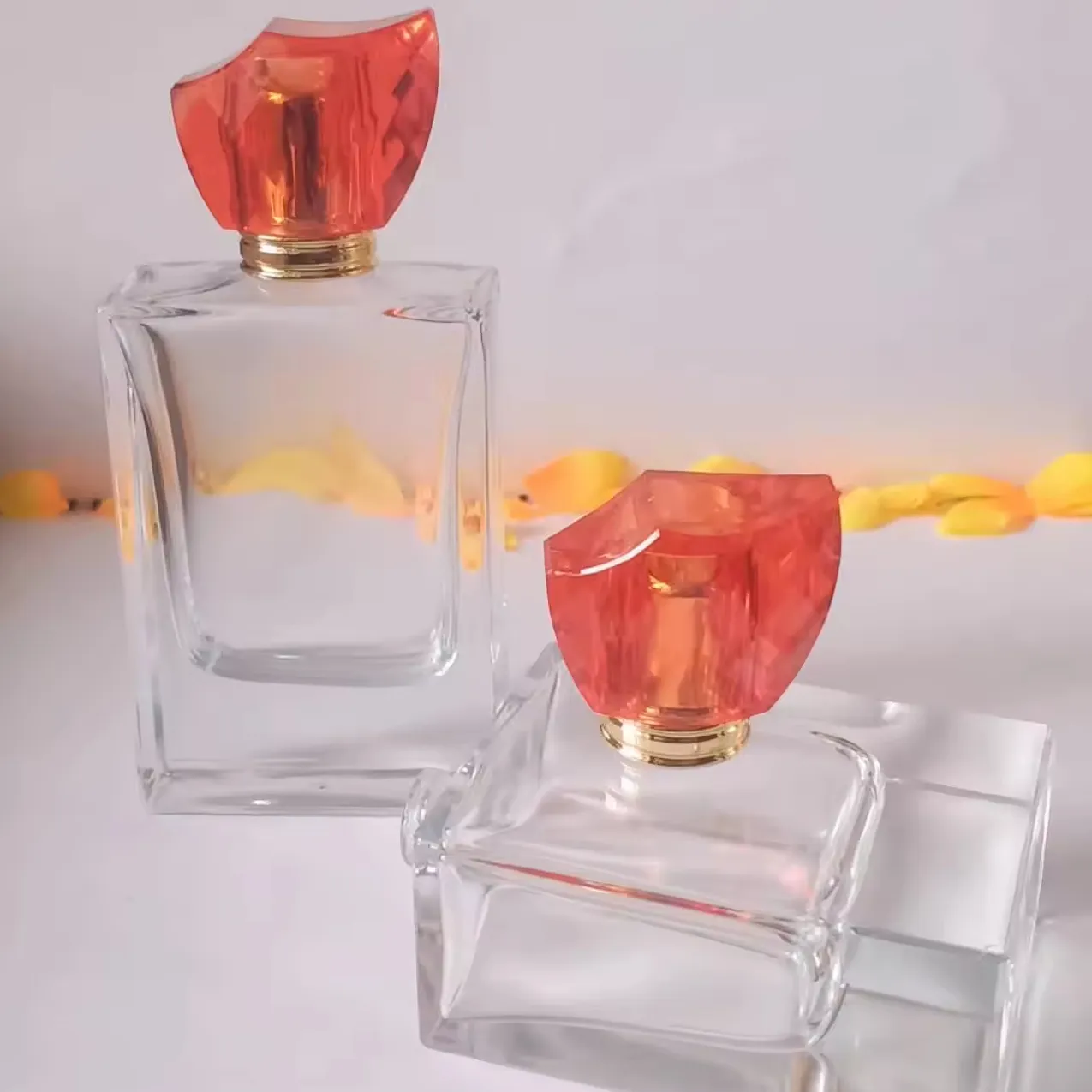 100 ml goldene sprühflasche quadratische klarglasflasche mit goldenen windblatt-parfüm-glasflasche