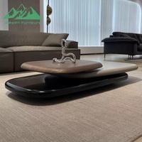 Une table basse luxueuse de style nordique à trois niveaux avec fonction rotative, idéale pour le salon.