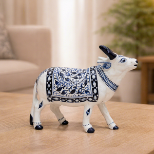 Figura de Vaca de Cerámica Azul Metálica Hecha a Mano con Patrón Floral |   Estatua Decorativa de Vaca |   Decoración de Mesa para el Hogar de Estilo Indio |   Regalo Hecho a Mano - Product Image 1