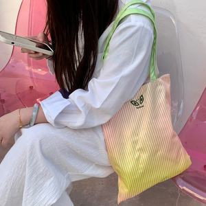 Sac fourre-tout en satin avec impression de logo personnalisé, sac à main à bandoulière, sac de courses portable multicolore, utilisation en voyage - Product Image 3