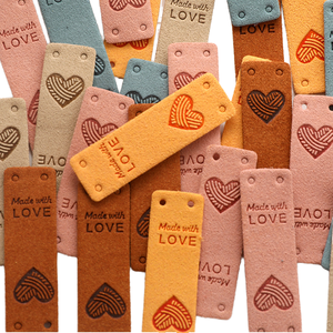 Etichette in Pelle Scamosciata Fatte a Mano con Stampa Serigrafica, Forma Quadrata Goffrata, Lavabili, Personalizzabili con Logo per Abbigliamento, Scarpe, Borse - Product Image 1