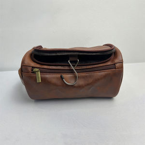 תיק רחצה מעור PU עמיד למים עם לוגו בהתאמה אישית ועם וו תלייה |   נרתיק קוסמטיקה יוקרתי לגברים ומאַרגֵן איפור - Product Image 5