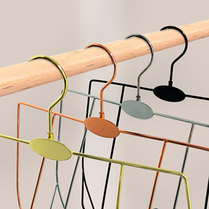 D5079 Appendiabiti <span class=keywords><strong>in</strong></span> <span class=keywords><strong>Metallo</strong></span> Dorato all'Ingrosso, Logo Personalizzato, Pieghevole <span class=keywords><strong>per</strong></span> Costumi da Bagno, Espositore 3D <span class=keywords><strong>per</strong></span> Abbigliamento Personalizzato - Product Image 4