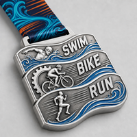 Médaille de triathlon OEM personnalisée en alliage de zinc électroplaqué avec relief 3D et impression par transfert thermique pour club sportif (nataution, cyclisme, course à pied)