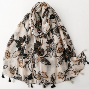 Sciarpe Eleganti Nere e Beige con Motivo Floreale Stampato, con Nappe, Morbide, Leggere e Traspiranti, Copricapo per Donne - Product Image 1
