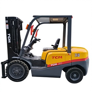Chariot élévateur TCM de 3 tonnes avec mât à 3 sections, levée de 6 mètres, équipé d'un moteur Isuzu, puissant et facile à utiliser - Product Image 1