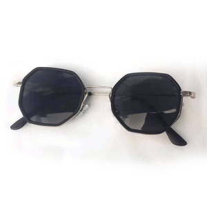 Montures de lunettes personnalisées UV400 certifiées Global Recycled Standard, idéales pour les voyages en plein air, les sports et les trajets quotidiens - Product Image 4