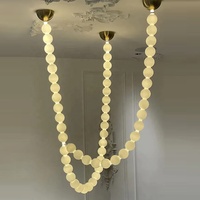Lustre moderne de luxe à chaînes suspendues pour escalier, avec boules de verre rondes, idéal pour salon, hall d'hôtel, villa