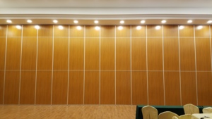 Parete Divisoria Scorrevole Fonoassorbente per Scuole di Ristorazione con Design Pieghevole, Costruzione Moderna in Legno, Isolamento Acustico Efficiente - Product Image 4