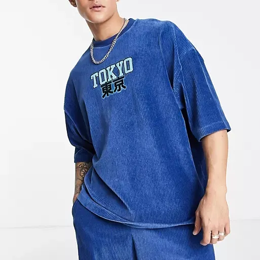Camiseta e shorts personalizados em velour azul